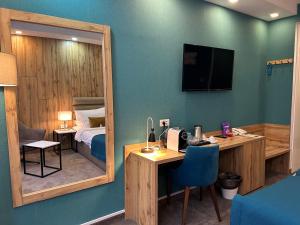 TV a/nebo společenská místnost v ubytování MARK Hotel