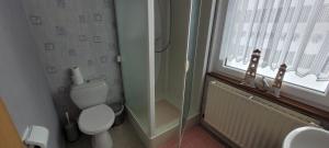 Koupelna v ubytování Ferienhaus Neuville in Medendorf , ruhige Lage, + 25 fotografií