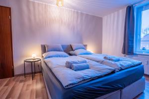 Postel nebo postele na pokoji v ubytování PrimeLoft Stadtblick - stilvoll & modern - Zentrum Braunlage - bis 5 Pers - mit Parkplatz