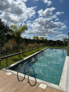 Bazén v ubytování Apto condomínio Terra Mater nebo v jeho okolí