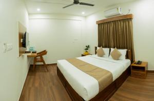 尼杜巴塞莱FLY VIEW Airport Residency的配有床和电视的酒店房间