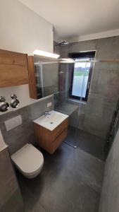 Ένα μπάνιο στο Ferienwohnung Hedy