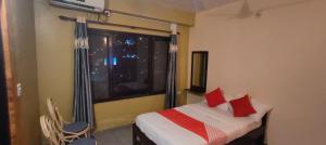 Llit o llits en una habitació de Hotel August International