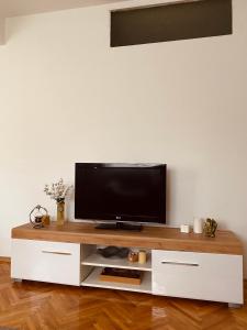 TV de pantalla plana en la parte superior de un centro de entretenimiento en casa Felice, en Bitola