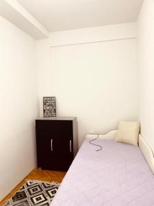 Un dormitorio con una cama y un armario negro. en casa Felice, en Bitola 4 fotos más