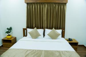 FLY VIEW Airport Residency客房内的一张或多张床位