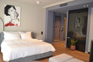 Postel nebo postele na pokoji v ubytování Si Hotel Tirana