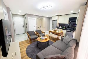 una sala de estar con un sofá y una mesa en Lux Apartment, en Estambul