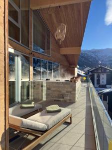 un letto sul balcone di una casa di Face d'Or a Zermatt
