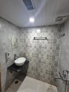 ジャバルプルにあるHotel Onyx Inn Zero Degreeの洗面台とトイレ付きのバスルーム