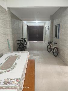 ein Zimmer mit zwei Fahrrädern in einem Gebäude in der Unterkunft Casa de Família in Balneário Camboriú