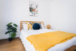 En eller flere senge i et værelse på QV Urban SkyPool Residence + 23 billeder