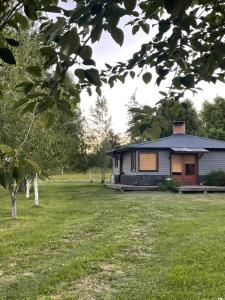 a house in a field with a grass yard at Cabaña Cordón Situación in Trevelín