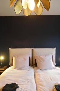 Una cama o camas en una habitación de Ecolodge 4étoiles Luxe, détente et balnéo dans la forêt 48 fotos más