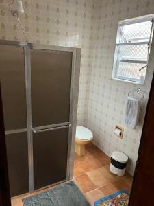 ein Badezimmer mit Dusche, Toilette und Fenster in der Unterkunft Casa temporada Angra e Paraty in Angra dos Reis + 37 Fotos