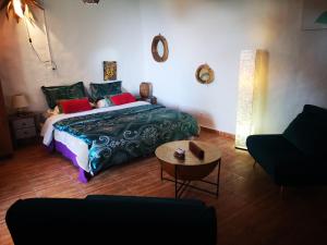 Suite Zen y Cueva Refugio客房内的一张或多张床位