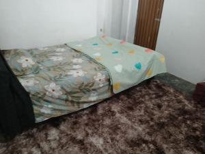 Ένα ή περισσότερα κρεβάτια σε δωμάτιο στο Meraaj Guest House +1 φωτογραφίες