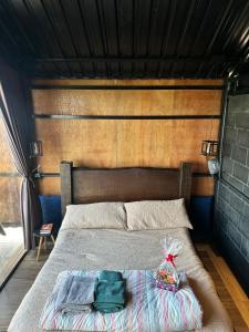a bed with a wooden headboard in a room at Villa das Cabanas in Salesópolis +21 photos