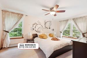 une chambre avec un lit et un ventilateur de plafond dans l'établissement Spacious Home by Kalahari Waterpark, Camelback, Jim Thorpe, FREE EV and PRIVATE SAUNA, à Albrightsville