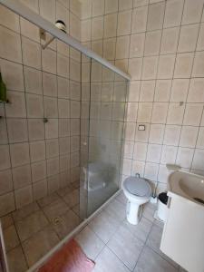 une salle de bains avec douche, toilettes et lavabo dans l'établissement Casa Edícula Solemar- 3 min da praia, à Praia Grande
