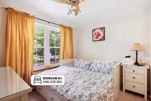 une chambre avec un lit et une fenêtre dans l'établissement Spacious Home by Kalahari Waterpark, Camelback, Jim Thorpe, FREE EV and PRIVATE SAUNA, à Albrightsville