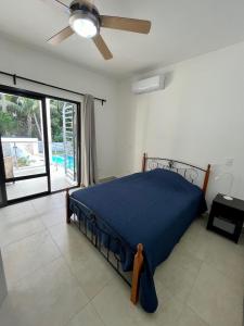 a bedroom with a bed and a ceiling fan at Villa Valentina Cabarete Procab in Cabarete