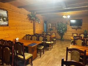Restoran või mõni muu söögikoht majutusasutuses Хата Магната та Смерекова Хата