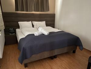 łóżko z dwiema poduszkami w pokoju w obiekcie Bory Apartman, zárt udvari parkolás, MET Aréna 2,5 km w Székesfehérvárze