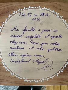 una lettera su un tavolo di legno con la grafia sopra di Chez Schumi a Kirchheim Altre 18 foto