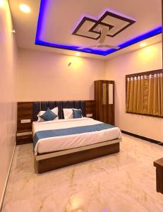 Shri Sarju Palace客房内的一张或多张床位