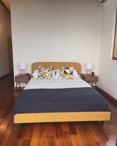 Un dormitorio con una cama grande con almohadas. en Paradise Factory St Lucia, en Choiseul 25 fotos más