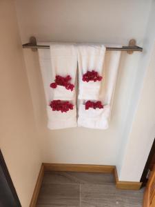 tres toallas colgando en una pared en un baño en Paradise Factory St Lucia, en Choiseul