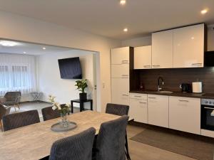 a kitchen and dining room with a table and chairs at Ferienwohnung NERA in Gelnhausen