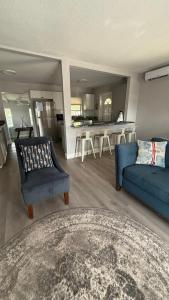Posezení v ubytování Great Home Close to shops, FIT, Beaches,and Space X