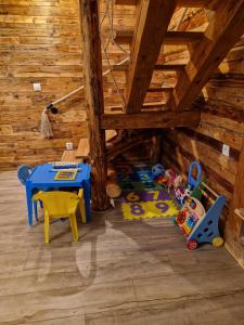 Liptovská KokavaにあるChalupa nad sadomの屋根裏にあるテーブルとおもちゃのある部屋 +21枚の写真