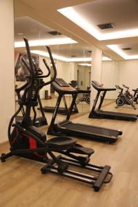 Fitness centrum a/nebo fitness zařízení v ubytování Khabti Grand Hotel