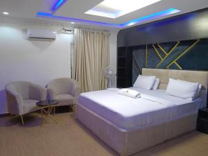 Voodi või voodid majutusasutuse Ravella Hotel and Suites toas