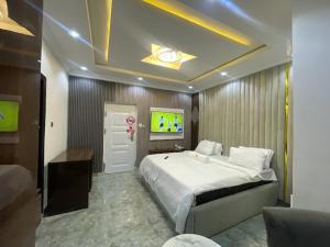 Voodi või voodid majutusasutuse Ravella Hotel and Suites toas