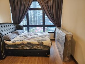 a bed in a room with a large window at Astoria 4r3b 5minsklcc bathtub waterfilter newcondo bigbalcony in Ampang +51 photos