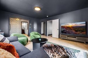 Un televizor și/sau centru de divertisment la Summer Escape Mtn View Sauna Hot Tub Games Arcade