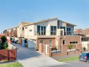 una imagen de una casa de ladrillo con entrada en McKillop Geelong by Gold Star Stays, en Geelong