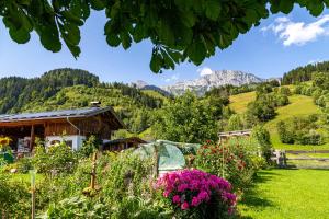 ogród z kwiatami przed budynkiem w obiekcie Herzoghof w mieście Leogang