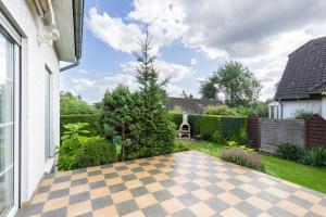 a view of a garden from the patio of a house at Nahe Berlin 224qm Traumhaus im Grünen mit Sauna und Kamin in Berlin
