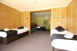 Un pat sau paturi într-o cameră la Snowy Mountains Resort and Function Centre
