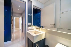 Ένα μπάνιο στο Blue Life 3 Suítes com Academia by Achei Camboriú +29 φωτογραφίες