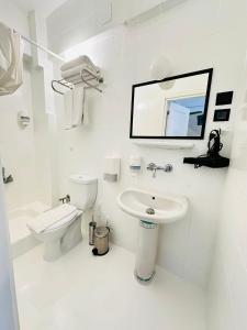 ein weißes Badezimmer mit Waschbecken und Toilette in der Unterkunft Sufi Homes in Konya