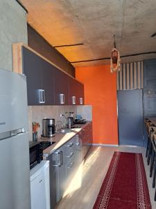 Eldhús eða eldhúskrókur á Karvi Hostel & Suites