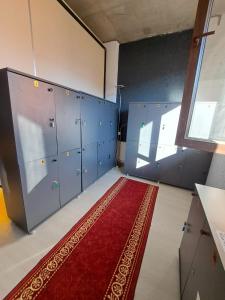 Eldhús eða eldhúskrókur á Karvi Hostel & Suites