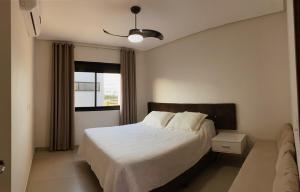 ein Schlafzimmer mit großem Bett und Fenster in der Unterkunft Casa 4 Suites Garopaba, Rosa Internacional - Surfland in Garopaba + 45 Fotos