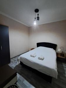 Rúm í herbergi á Karvi Hostel & Suites